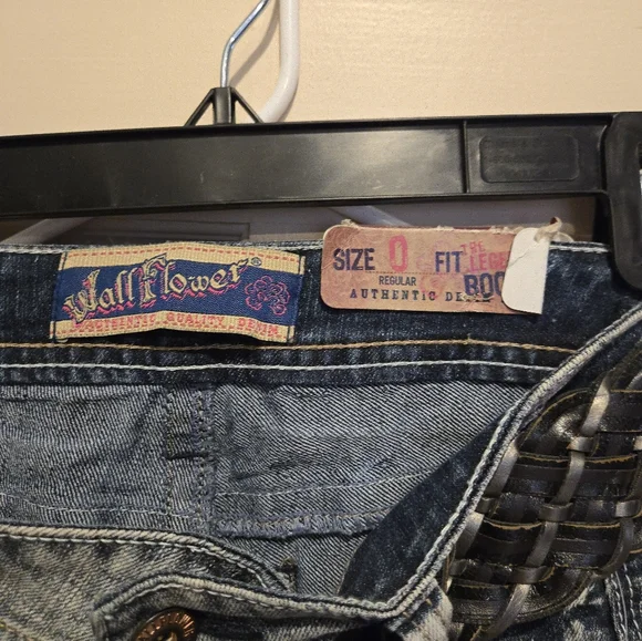 Women's Wall Flower Blue Jeans with Belt - Picture 6 of 7